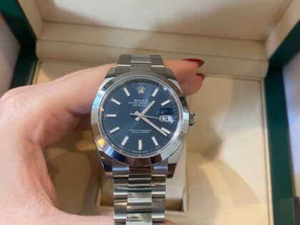 Rolex Date-Just 41 mm, acier Oystersteel, cadran bleu vif, réf. : 126300, août 2023