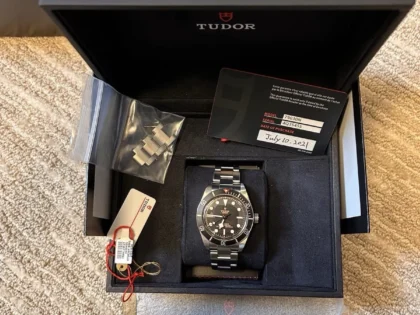 Tudor Black Bay 58, acier inoxydable, 39 mm, cadran noir, référence 79030, avec boîte et carte.