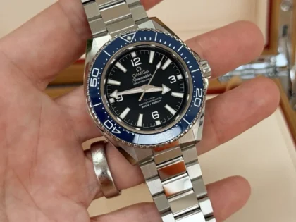 Omega Planet Ocean 42 mm à lunette bleue (2025), avec bracelet Omega et bracelet en caoutchouc.