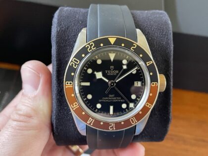 Montre-bracelet Tudor Black Bay GMT S&G 41 mm M79833 en excellent état.