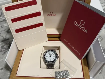 Montre Omega Seamaster 300M cadran blanc 2024 210.30.42.20.04.001 Boîte et papiers d'origine
