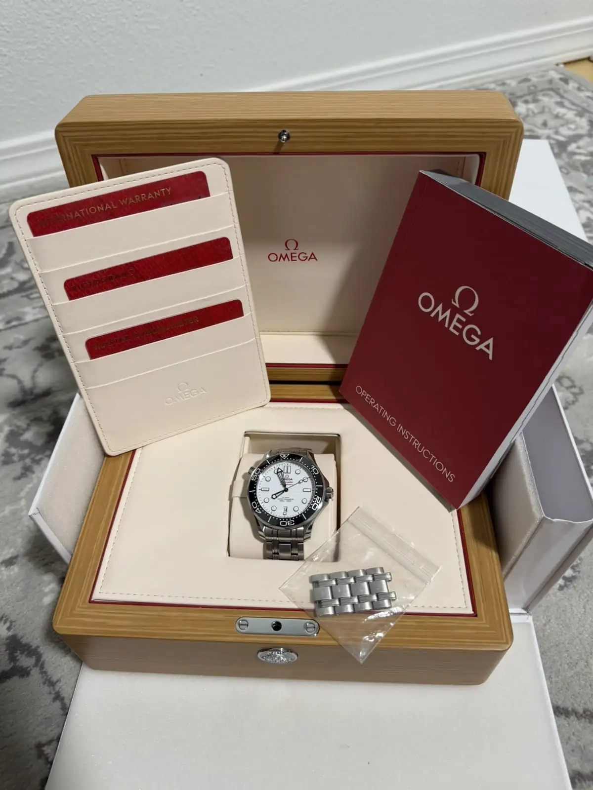 Montre Omega Seamaster 300M cadran blanc 2024 210.30.42.20.04.001 Boîte et papiers d'origine