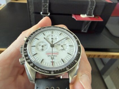 Omega Speedmaster Moonwatch, cadran blanc, bracelet cuir - B&P - Excellent état