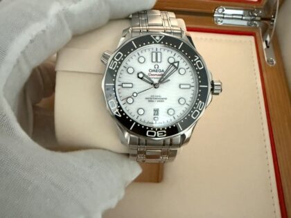 OMEGA Seamaster Diver 300M « cadran blanc » 210.30.42.20.04.001