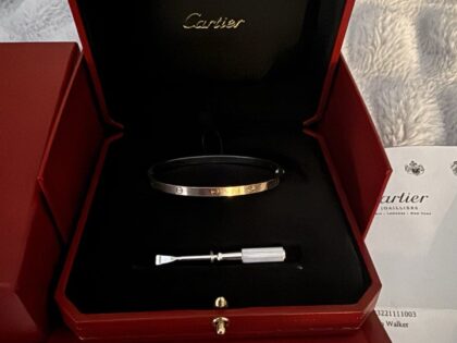 Bracelet Cartier Love petit modèle en or blanc 18 carats, taille 17, ensemble complet 2022