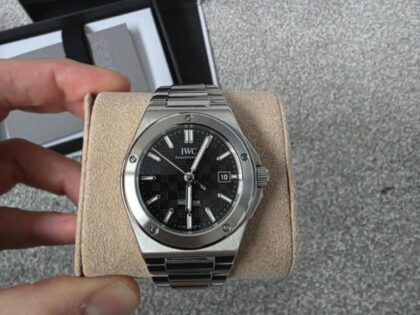 IWC Ingenieur Automatic 2024 Noir 40mm Boîte et papiers IW328901