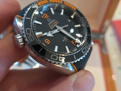 OMEGA Planet Ocean Co-Axial Master 44 mm, bracelet noir et orange. 215.32.44.21.01.001
