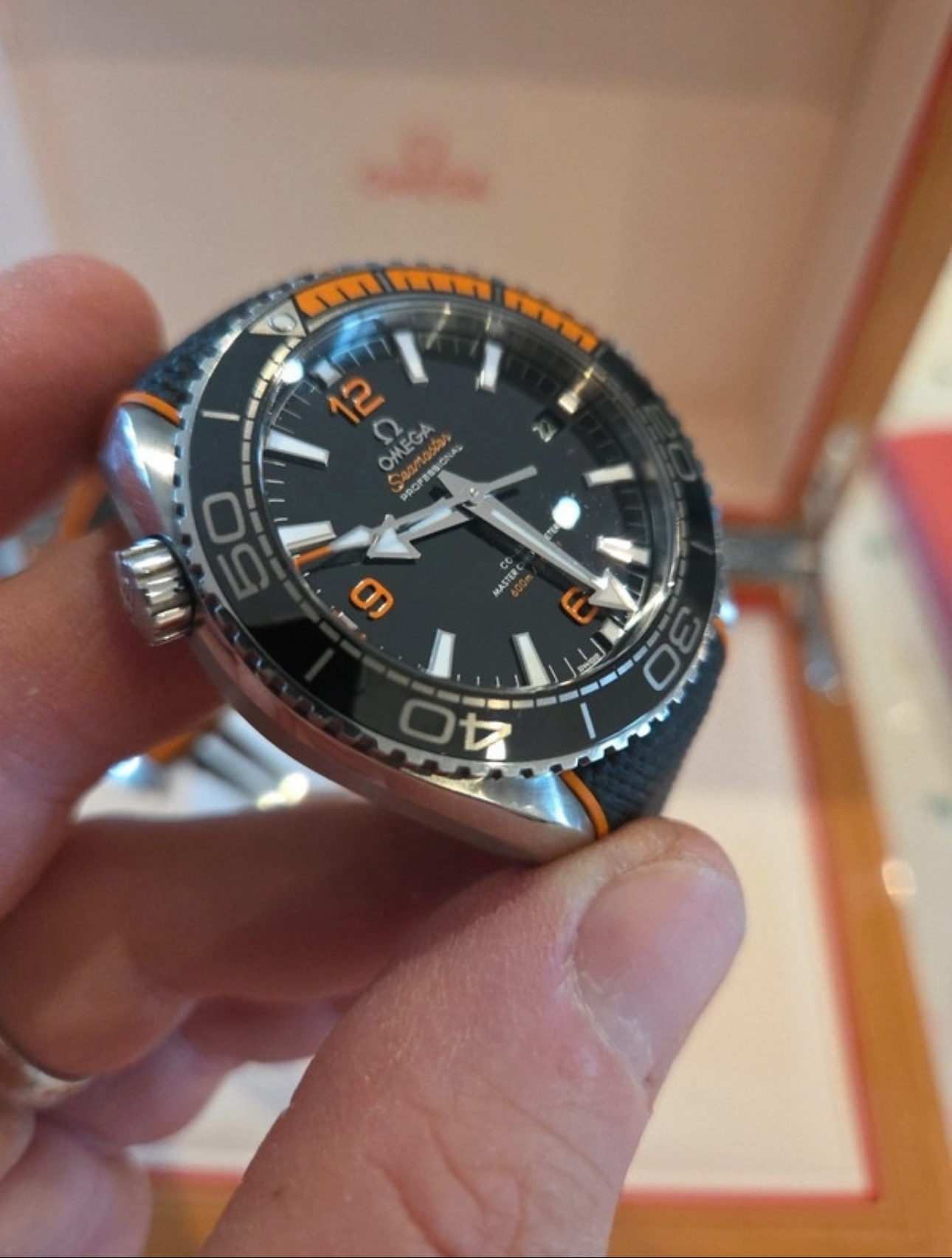 OMEGA Planet Ocean Co-Axial Master 44 mm, bracelet noir et orange. 215.32.44.21.01.001