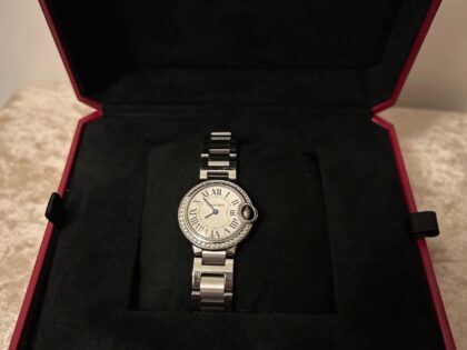 Montre Cartier Ballon Bleu argentée pour femme - Lunette sertie de diamants, modèle W4BB0015, 28 mm