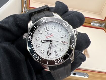 Omega Seamaster 300M 42 mm Cadran blanc 210.32.42.20.01.001 État neuf 2025