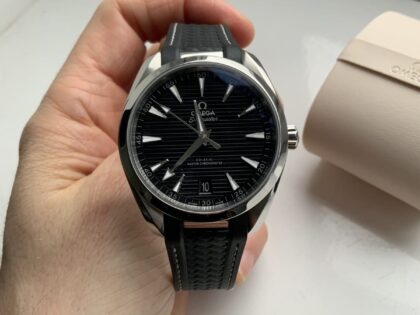Omega Aqua Terra noire avec bracelet en caoutchouc noir