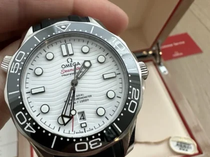 OMEGA Seamaster 300M Blanc 210.32.42.20.04.001 Bracelet déployant d'origine boîte, cartes et étiquette.