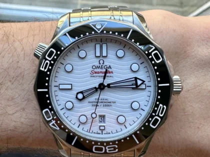 Omega Seamaster Blanche 300M | 210.30.42.20.04.001 | 2025 | Boîte et papiers